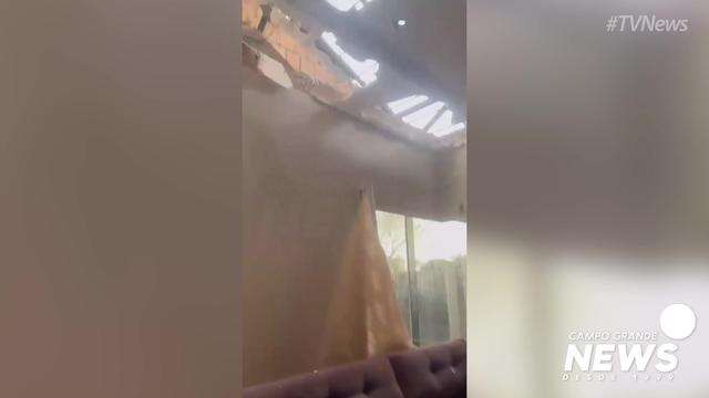 Temporal de 15 minutos destelha casas e derruba árvores em Iguatemi