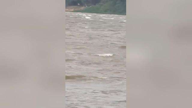 Barco vira no Rio Paraguai