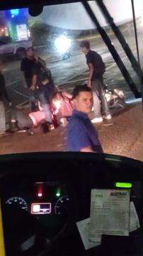 Acidente entre ônibus e motocicleta na Rua Ceará