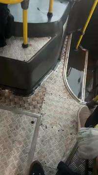 Chuva invade ônibus e passageiros ficam em meio à água
