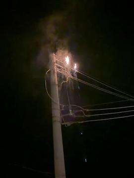 Incêndio em poste de distribuição de energia em Ribas do Rio Pardo