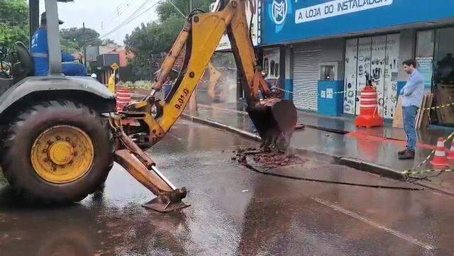 Escavadeira inicia trabalhos para reparo de calçada