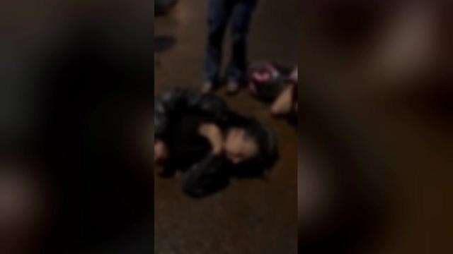 Motociclista caída na Avenida Segredo após desviar de buraco e bater em ônibus