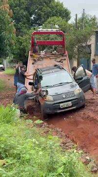Fiat Uno sendo retirado com a ajuda de um guincho 