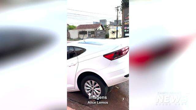 Carro afundado no concreto