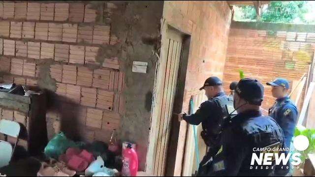 Mulher sendo resgatada de Cárcere